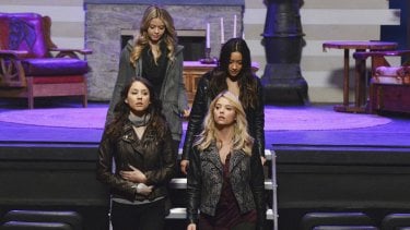 Pretty Little Liars: Troian Bellisario, Sasha Pieterse, Ashley Benson, Shay Mitchell in EscApe from New York