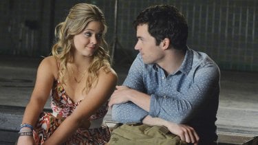 Pretty Little Liars: Sasha Pieterse e Ian Harding nell'episodio EscApe from New York