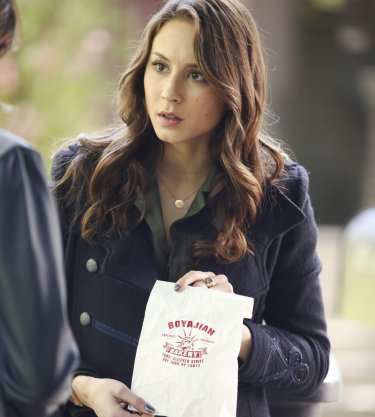 Pretty Little Liars: Troian Bellisario nell'episodio Whirly Girl