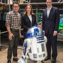 Star Wars: Episode VII - J.J. Abrams e Kathleen Kennedy sul set insieme al membro del Parlamento inglese George Osbourne e a R2-D2