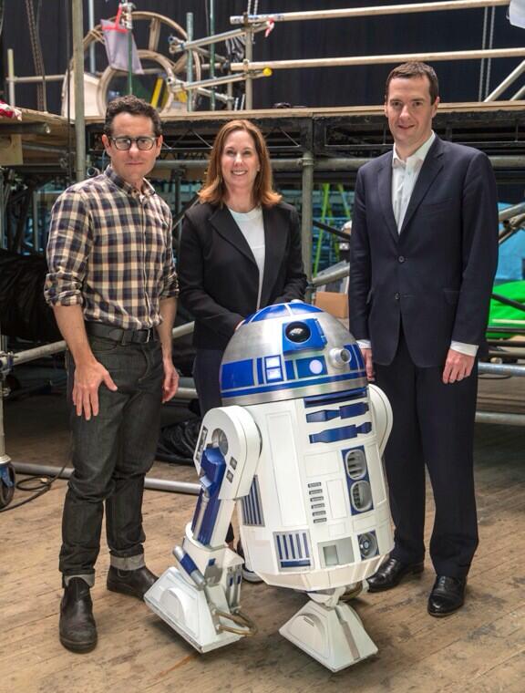 Star Wars: Episode VII - J.J. Abrams e Kathleen Kennedy sul set insieme al membro del Parlamento inglese George Osbourne e a R2-D2