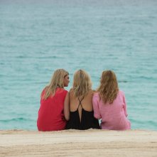 Tutte contro lui: le tre protagoniste del film guardano il mare in una scena