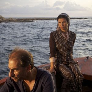 Un insolito naufrago nell'inquieto mare d'Oriente: Sasson Gabai e Baya Belal in un momento del film