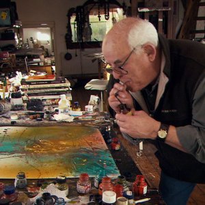 Per nessuna buona ragione: il protagonista del documentario Ralph Steadman in azione in una scena 