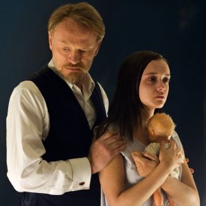 Le origini del male: Jared Harris con Olivia Cooke in una scena del film dell'orrore