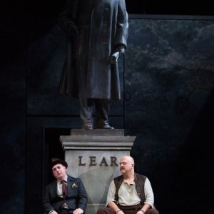 King Lear: Andrian Scarborough (il Giullare) con Stanley Townsend (Conte di Kent) in una scena