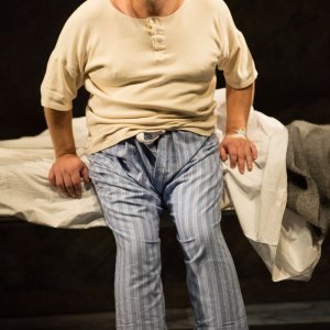 King Lear: Simon Russell Beale in una scena nei panni di King Lear