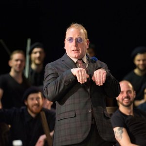 King Lear: Adrian Scarborough è il Giullare in una scena della pièce