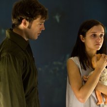 Sam Claflin in una scena del film Le origini del male con Olivia Cooke