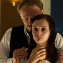 Le origini del male:  Jared Harris con Olivia Cooke in una scena del film horror