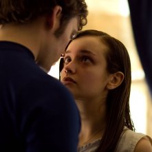 Le origini del male: Sam Claflin e Olivia Cooke in una scena del film horror