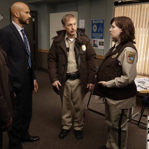 Fargo: Bob Odenkirk, Allison Tolman, Keegan-Michael Key, Jordan Peele nell'episodio A Fox, a Rabbit and a Cabbage