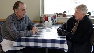 Fargo: Keith Carradine e Billy Bob Thornton in una scena dell'episodio A Fox, a Rabbit and a Cabbage