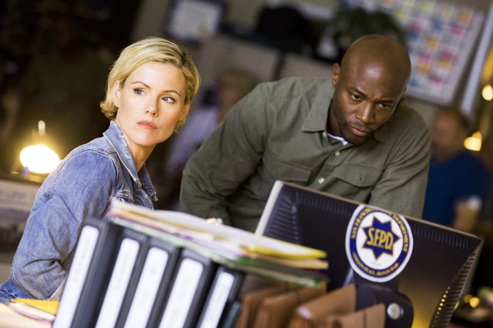 Murder in the First: Kathleen Robertson e Taye Diggs in una scena del pilot