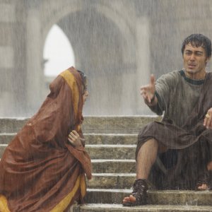 Thermae Romae: Hiroshi Abe con Aya Ueto in una scena