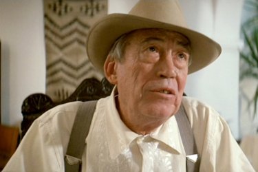 Chinatown: John Huston in una scena del film