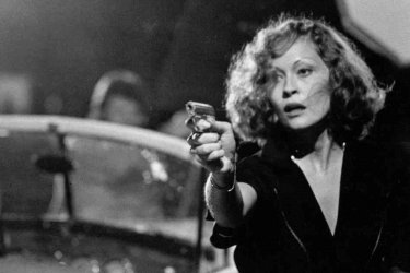 Chinatown: l'affascinante Faye Dunaway in una scena del film