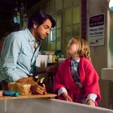 Instructions Not Included: il regista e protagonista Eugenio Derbez con Loreto Peralta in una scena