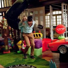 Instructions Not Included: Eugenio Derbez e Loreto Peralta nei panni di Valentin e Maggie in una scena