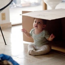 Instructions Not Included: la tenera Maggie in fasce gioca in una scena del film