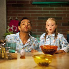 Instructions Not Included: padre e figlia fanno il tiro a segno con i noccioli di ciliegia in una scena del film