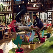 Eugenio Derbez e Loreto Peralta nella casa dei balocchi in Instructions Not Included