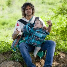 Eugenio Derbez con la neonata Maggie in una scena della commedia Instructions Not Included