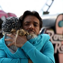 Eugenio Derbez e Loreto Peralta in una tenera scena di Instructions Not Included