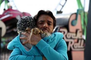 Eugenio Derbez e Loreto Peralta in una tenera scena di Instructions Not Included