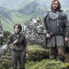 Il trono di spade: Maisie Williams e Rory McCan nell'episodio The Children