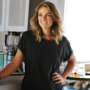 Graceland: Serinda Swan nell'episodio The Line