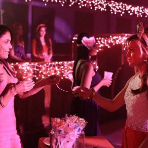 Royal Pains: Brooke D'Orsay in una scena di Smoke and Mirrors