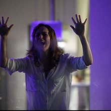 Surrounded: Tatiana Luter, protagonista dell'horror, in una drammatica scena