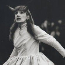 Tutte le storie di Piera: Piera Degli Esposti in un'immagine del documentario mentre recita Prometeo a teatro