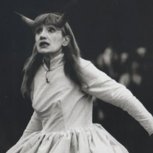 Tutte le storie di Piera: Piera Degli Esposti in un'immagine del documentario mentre recita Prometeo a teatro