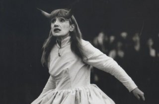 Tutte le storie di Piera: Piera Degli Esposti in un'immagine del documentario mentre recita Prometeo a teatro