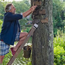 Big Wedding: Robert De Niro si arrampica su un albero in una scena del film