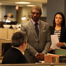 Chasing Life: Vondie Curtis-Hall insieme a Italia Ricci in una scena del pilot