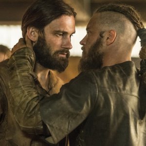 Vikings: Clive Standen e Travis Fimmel nell'episodio Invasion