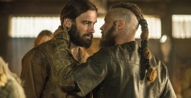 Vikings: Clive Standen e Travis Fimmel nell'episodio Invasion