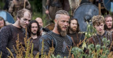 Vikings: Travis Fimmel e Gustaf Skarsgård nell'episodio Treachery