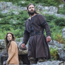 Vikings: Clive Standen e Jessalyn Gilsig nell'episodio Treachery