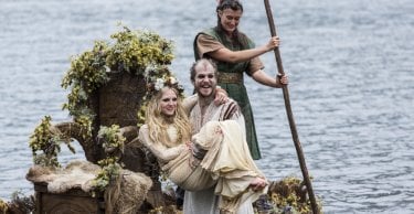 Vikings: Gustaf Skarsgård e Maude Hirst nell'episodio Blood Eagle