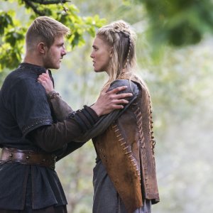 Vikings: Alexander Ludwig e Gaia Weiss nell'episodio The Lord's Prayer