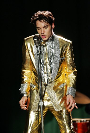 Elvis: Jonathan Rhys Meyers in una scena del film