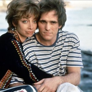 Grace of My Heart: Illeana Douglas e Matt Dillon in una scena