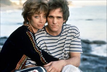 Grace of My Heart: Illeana Douglas e Matt Dillon in una scena