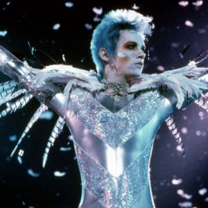 Velvet Goldmine: Jonathan Rhys Meyers in una scena
