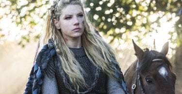 Vikings: Katheryn Winnick in una scena dell'episodio The Choice