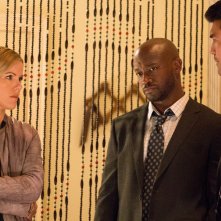 Murder in the First:Taye Diggs, Ian Anthony Dale e Kathleen Robertson nell'episodio The City of Sisterly Love
